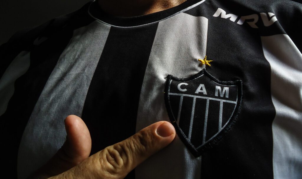 Uniforme listrado do Atlético Mineiro com logo bordado