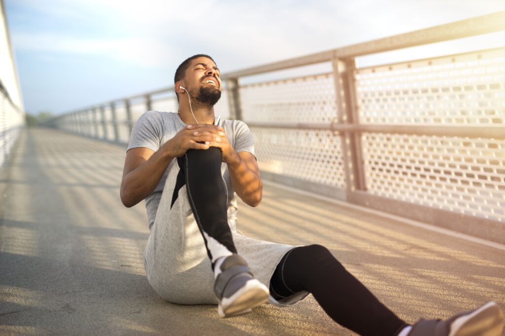 sportsman having knee injury problem during running training (1)